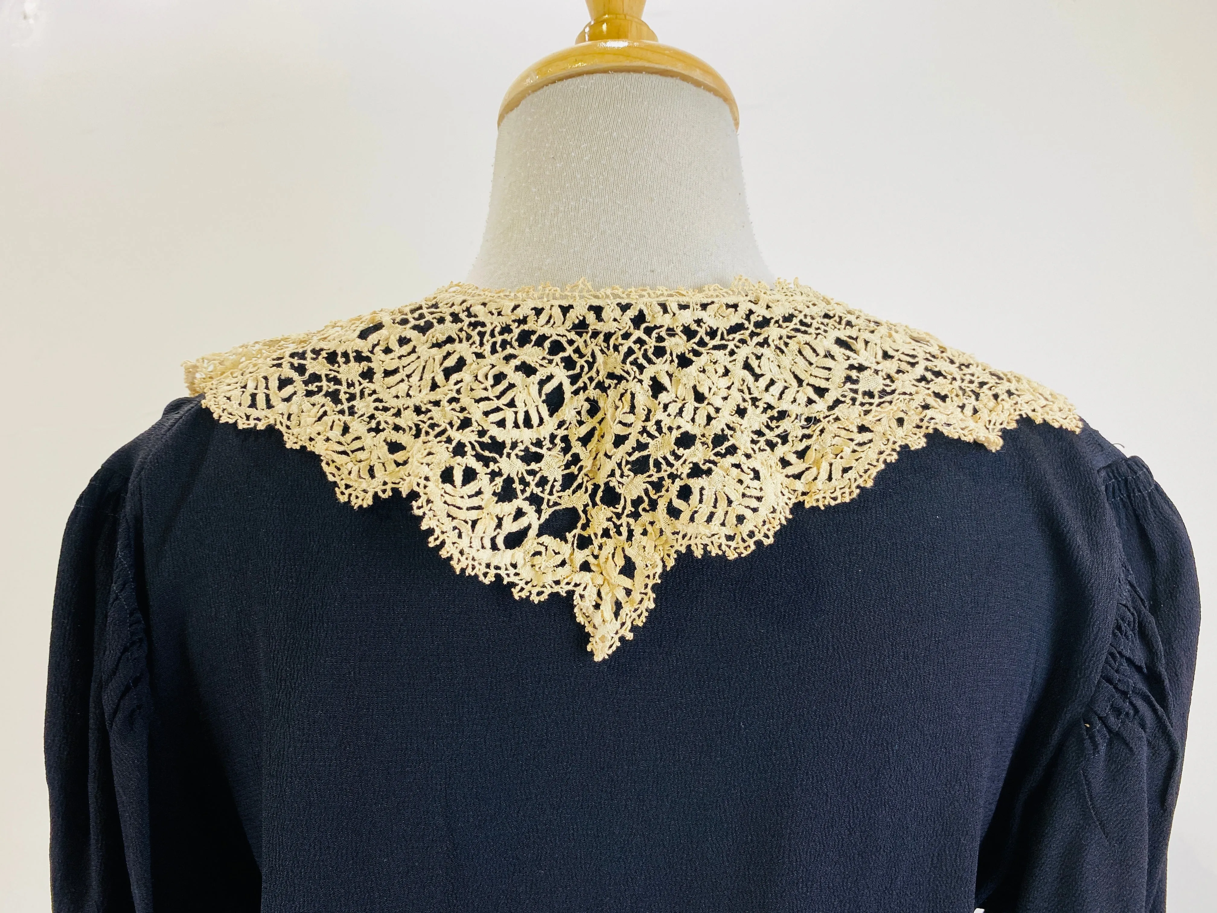 Antique Edwardian Handmade Beige Lace Collar