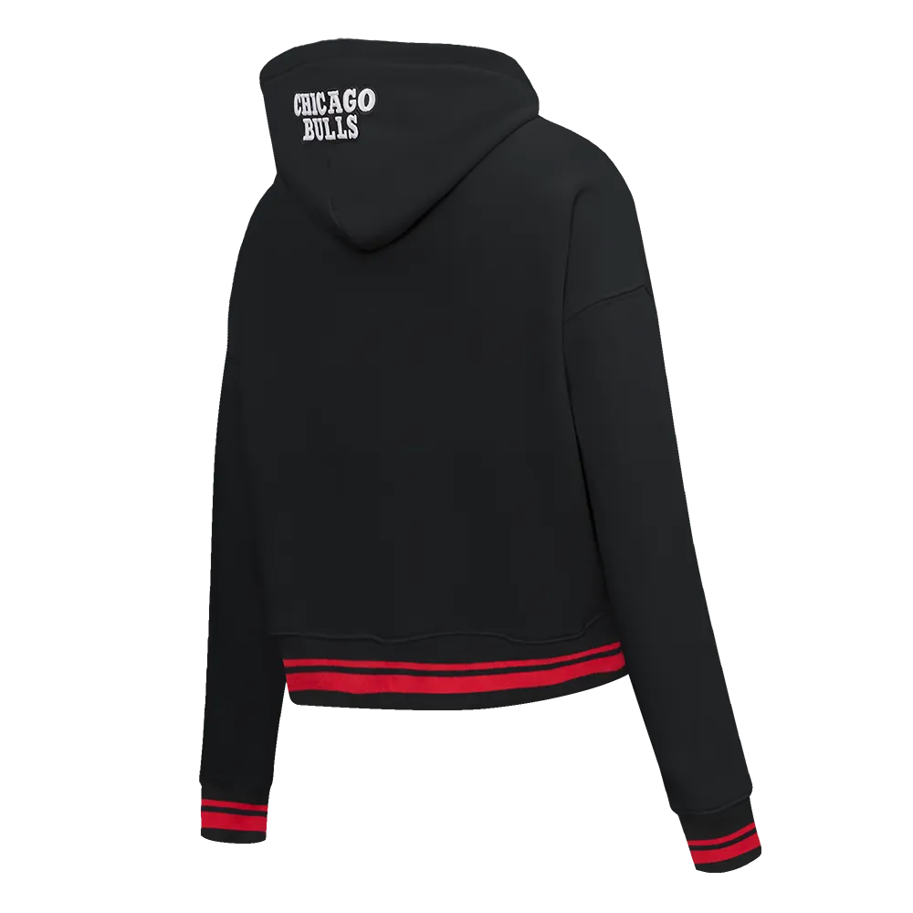 NBA CHICAGO BULLS SCRIPT TAIL WOMEN'S RIB FLC CROPPED PO HOODIE (BLACK/RED/BLACK)