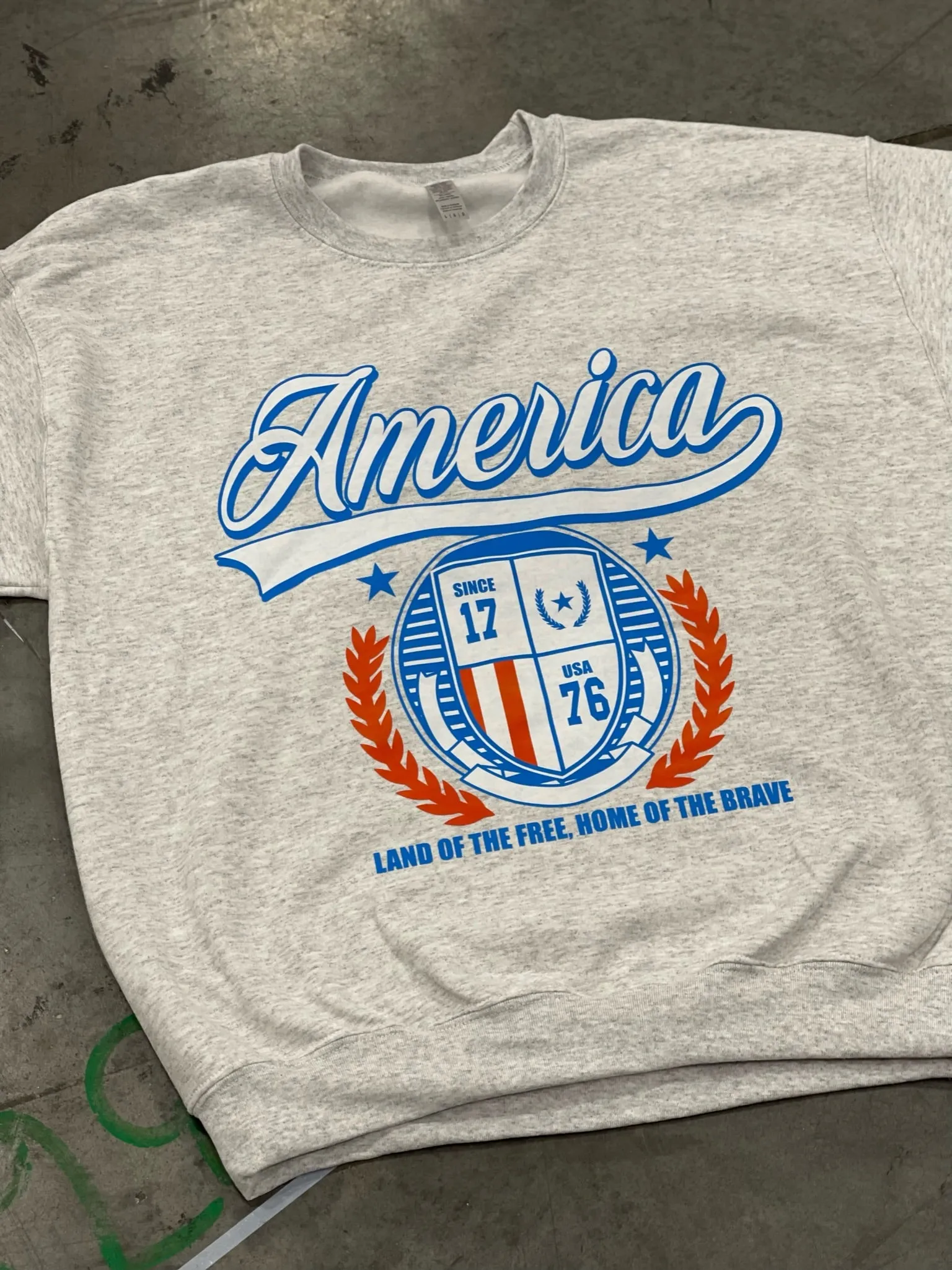 "America" Sweatshirt in Grey